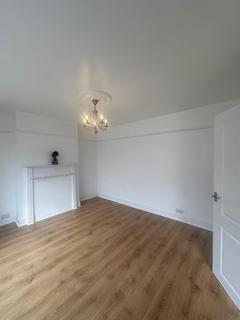 4 bedroom semi-detached house to rent, Norfolk Road Romford RM7 9DL