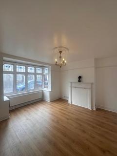 4 bedroom semi-detached house to rent, Norfolk Road Romford RM7 9DL