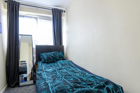 3 bedroom flat for sale - Belvoir Close London SE9