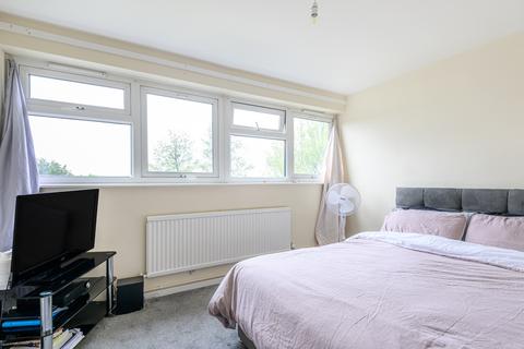 3 bedroom flat for sale - Belvoir Close London SE9