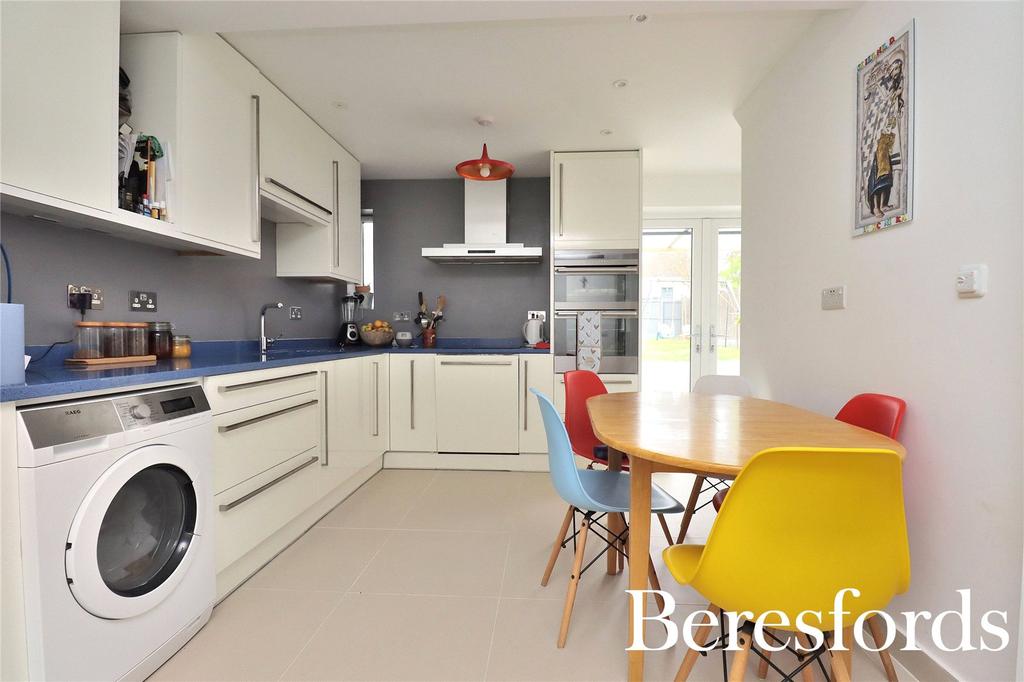 Avon Road, Chelmsford, CM1 2 bed terraced house £325,000