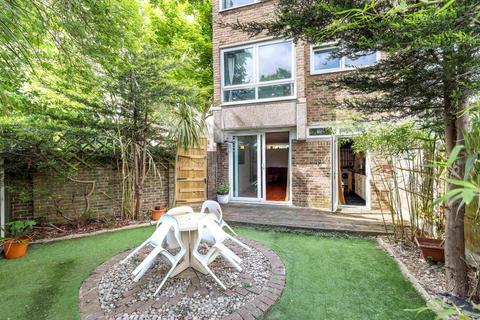 40 Deena Close, London, W3 0HR