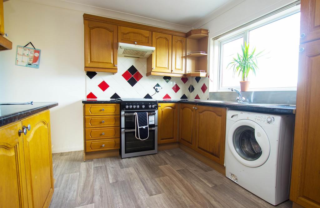 Birch Hall Avenue, Darwen, BB3 0JW 2 bed terraced house £575 pcm (£
