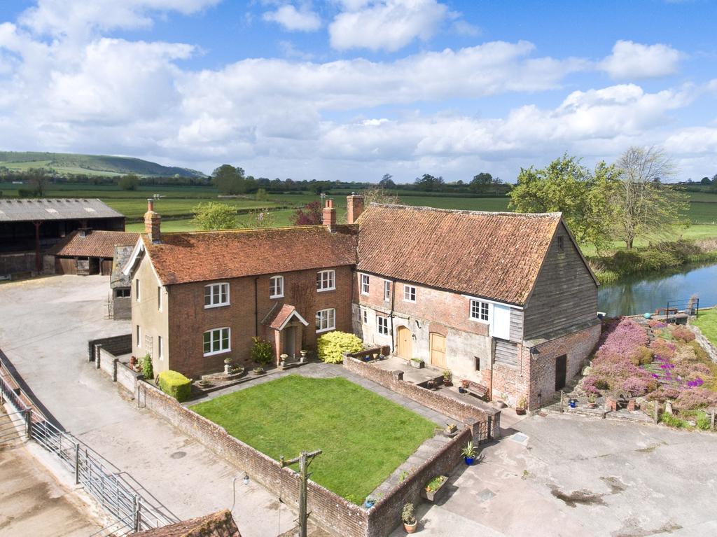 Edington, Westbury, BA13 4NL 5 bed detached house £2,995 pcm (£691 pw)