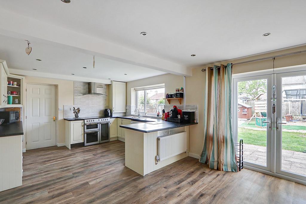 Lancaster Drive, Lydney... 3 bed detached house £349,000