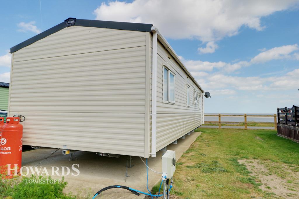 Arbour Lane, Lowestoft 2 bed chalet for sale £30,000