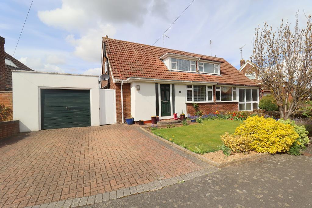 Hillview Crescent, Luton, Bedfordshire, LU2 7AA 3 bed semidetached house £400,000