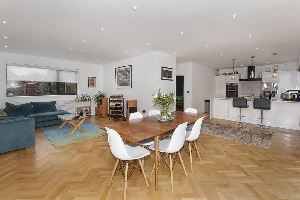 Queensbridge Drive, Herne Bay, CT6 4 bed detached house £600,000