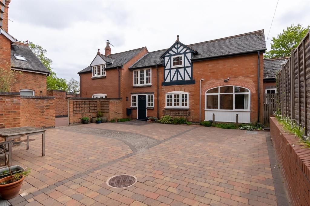 St Gregorys Road, Stratford upon Avon 3 bed coach house £650,000