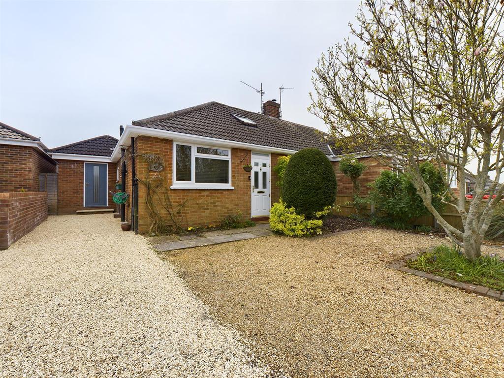Denham Drive, Basingstoke 3 bed semidetached bungalow £425,000