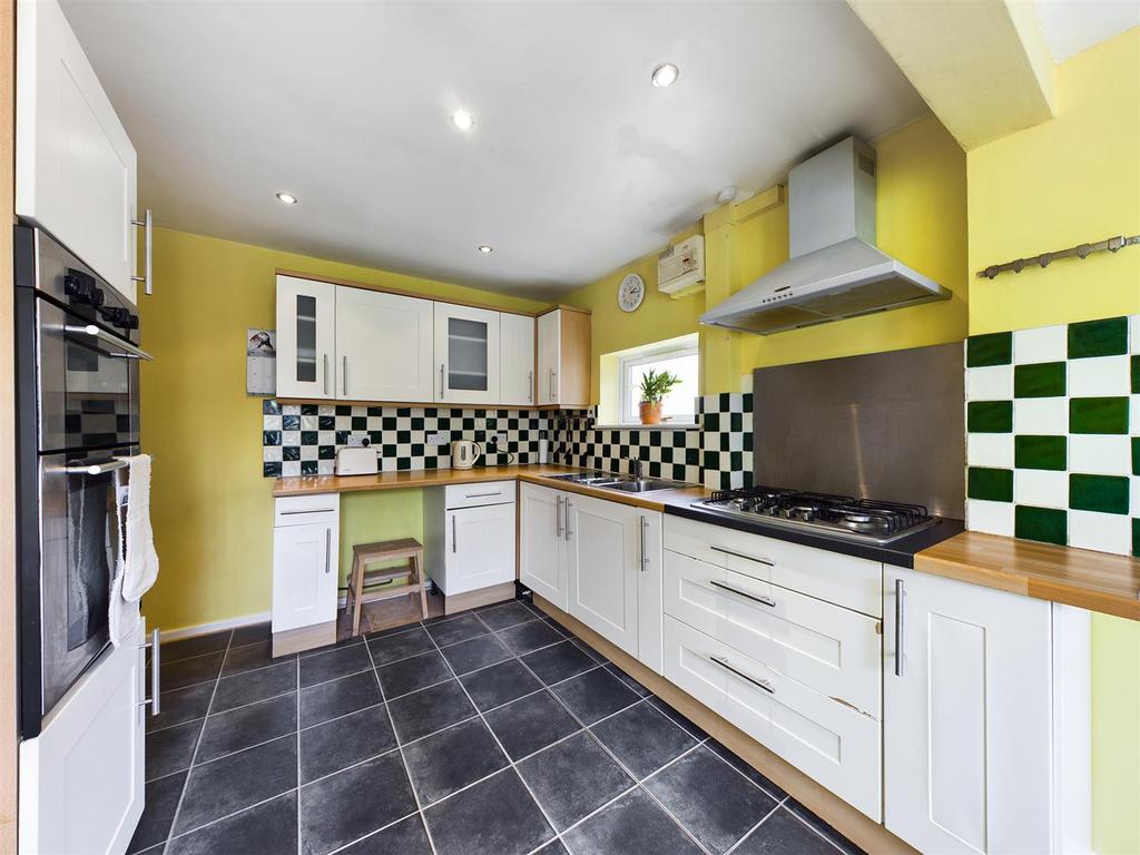 Denham Drive, Basingstoke 3 bed semidetached bungalow £425,000