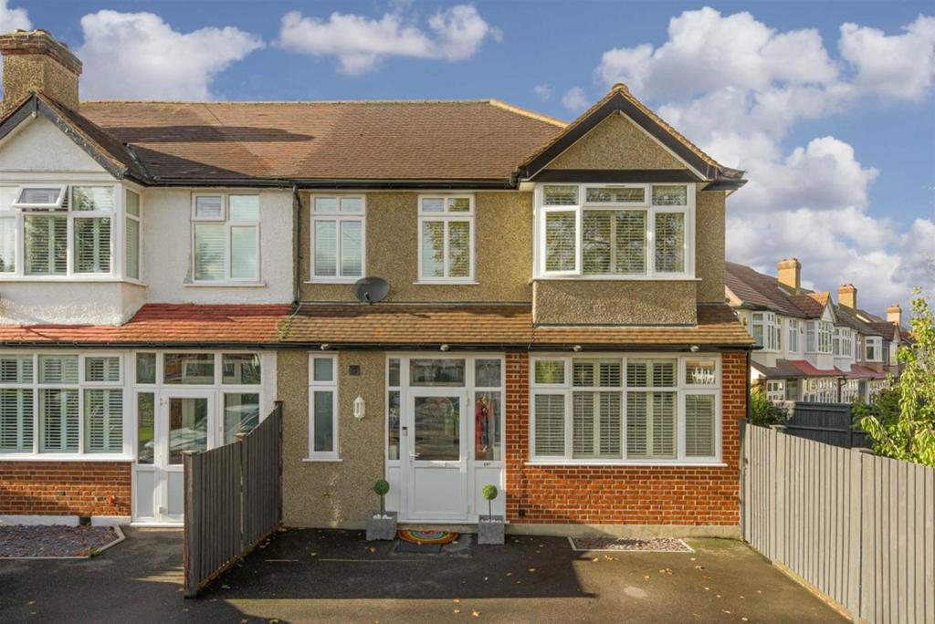 Sparrow Farm Road, Stoneleigh 4 bed end of terrace house for sale - £ ...