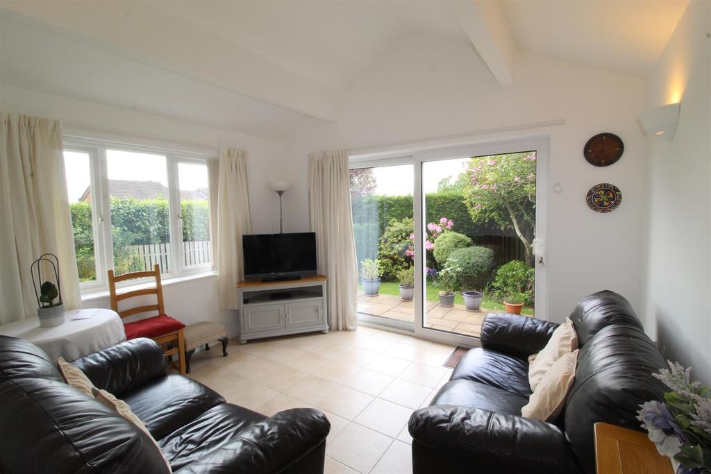 Appleton Drive, Glossop 2 bed semidetached house £255,000