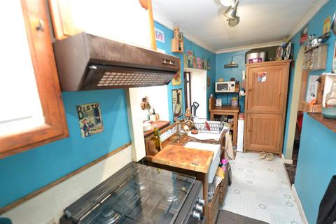 44 Ambler Thorn, Queensbury, Bradford, BD13 2DJ