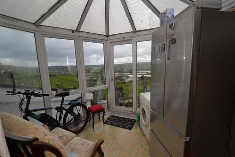 44 Ambler Thorn, Queensbury, Bradford, BD13 2DJ