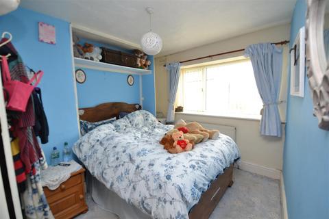 44 Ambler Thorn, Queensbury, Bradford, BD13 2DJ