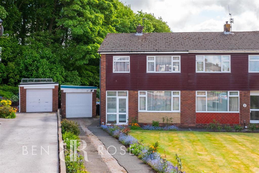 Watkin Road, ClaytonLeWoods, Chorley 3 bed semidetached house £189,995