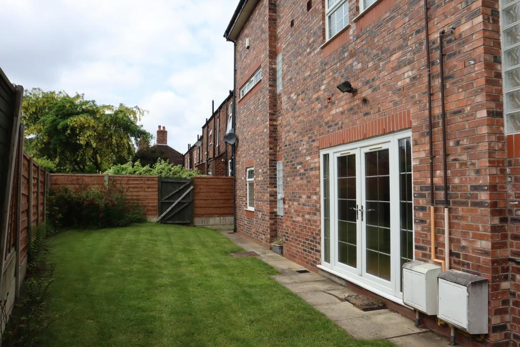 New Beech Court, New Beech Road, Heaton Mersey 2 bed flat £1,100 pcm