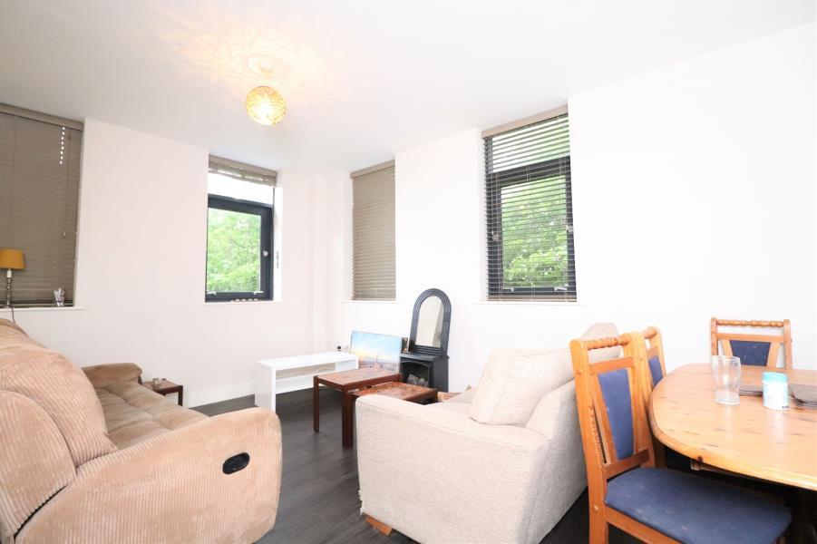 GREENLEIGH COURT, DAWSONS SQUARE, PUDSEY, LS28 5FY 2 bed apartment £950 pcm (£219 pw)