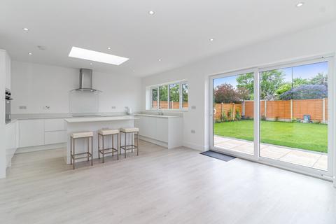 3 bedroom bungalow for sale - Redheath Close, Leavesden, Watford, Hertfordshire, WD25