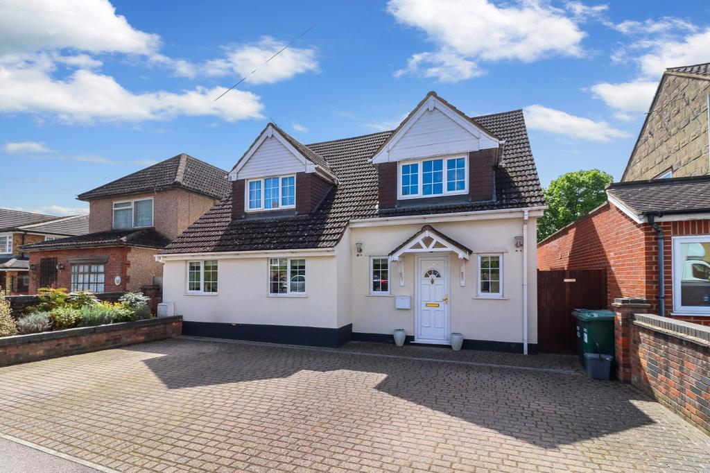Primrose Hill, Kings Langley, Herts, WD4 4 bed detached house £795,000
