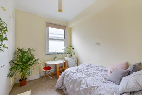 1 bedroom in a flat share to rent - Belsize Park Gardens