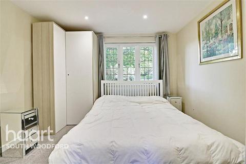 1 bedroom flat to rent, Harts Grove, Woodford Green, IG8