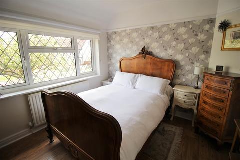 42 Pams Way, Epsom, KT19 0HX