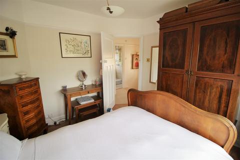 42 Pams Way, Epsom, KT19 0HX