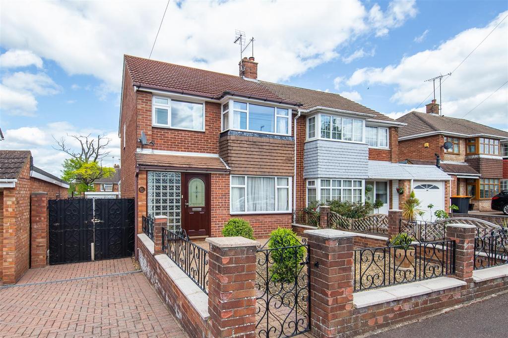 Lockington Crescent, Dunstable... 3 bed semidetached house £400,000
