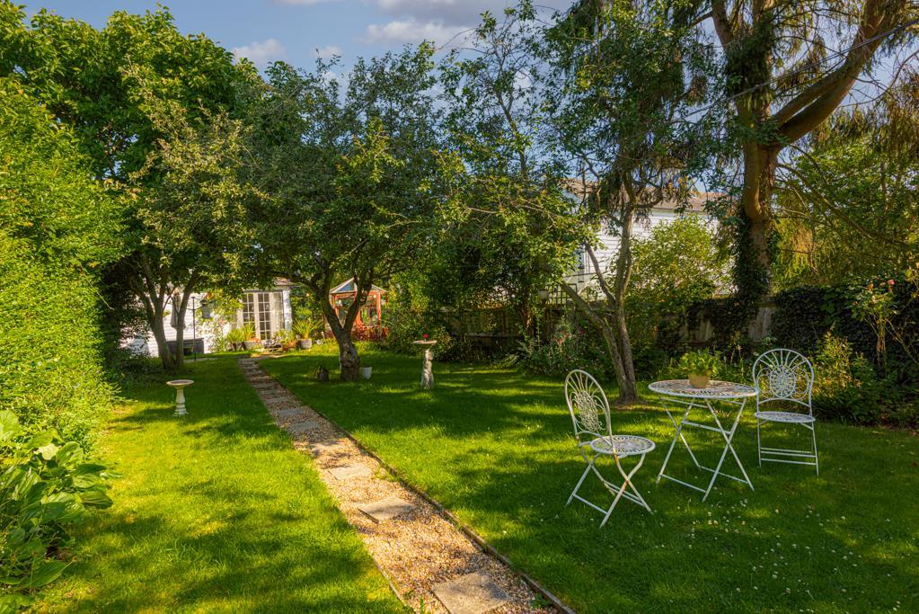 Bracken Path, Epsom 2 bed detached bungalow £420,000