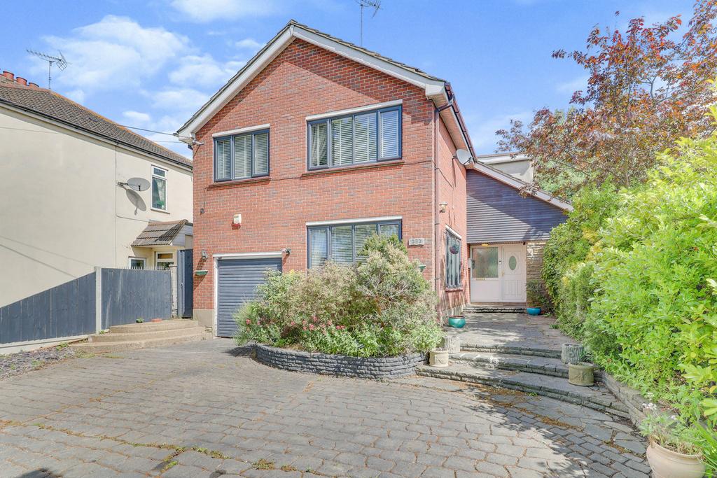 Eastwood Road, Rayleigh, SS6 4 bed detached house £650,000