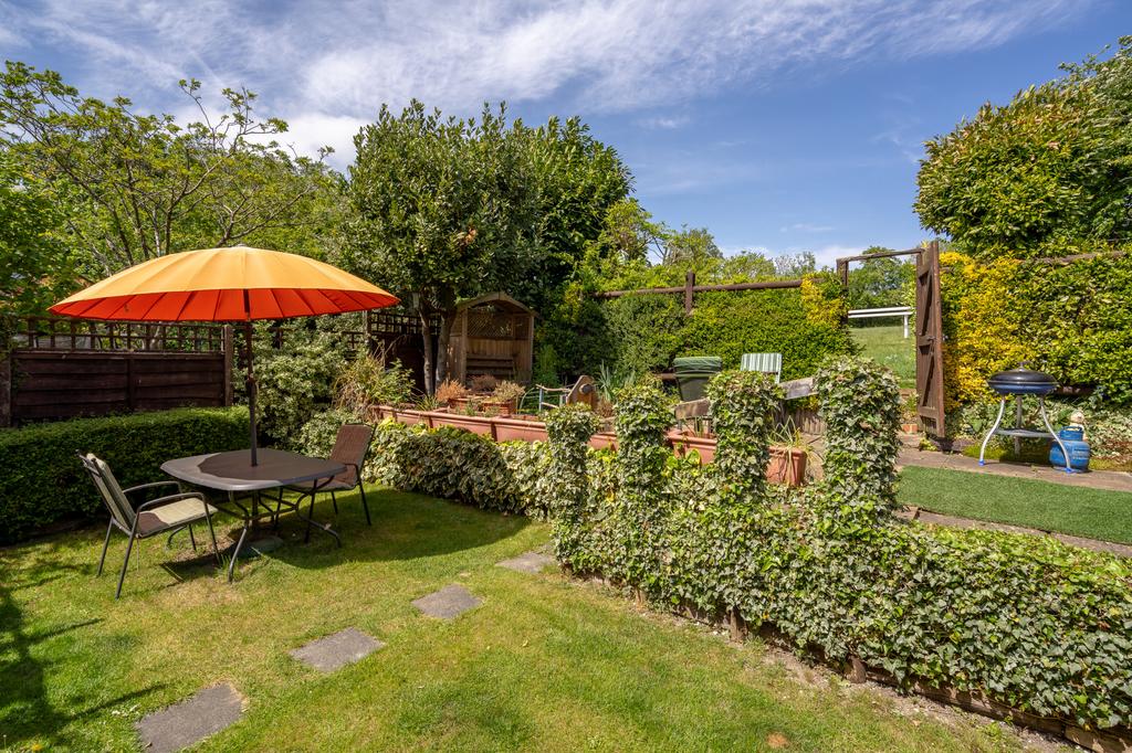 Langley Vale, Epsom 5 bed detached house £675,000
