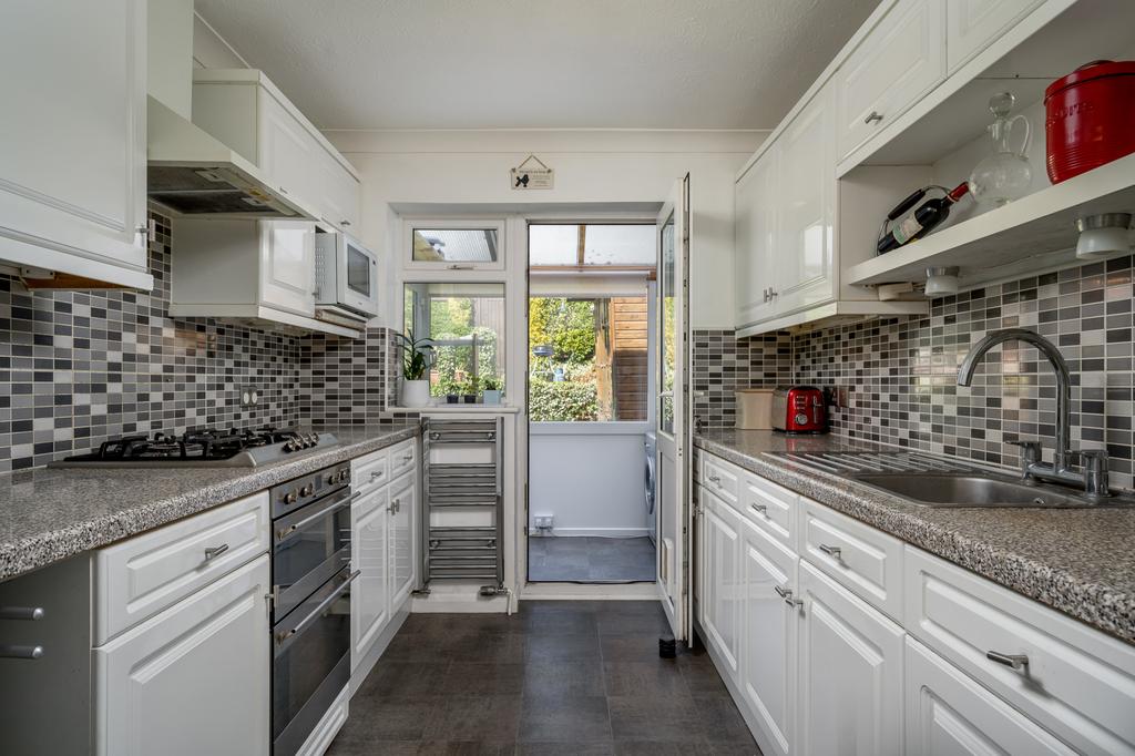 Langley Vale, Epsom 5 bed detached house £675,000