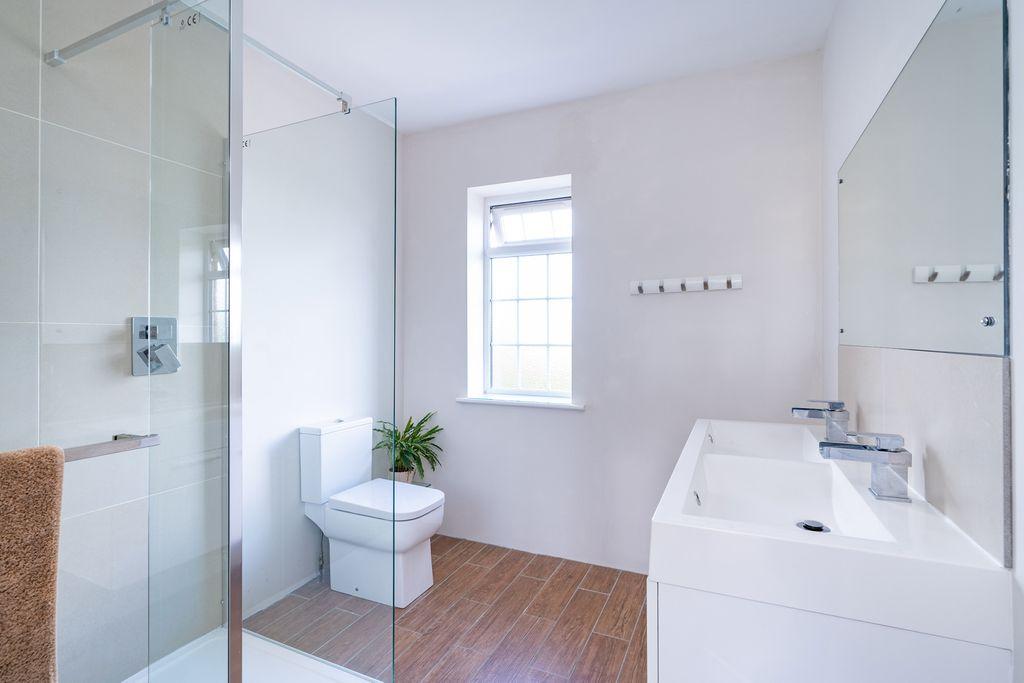Ensuite to Bed 1