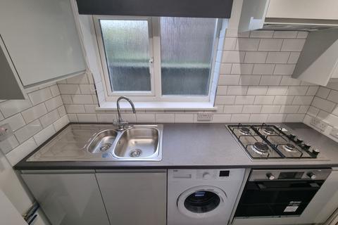 Studio to rent, Popes Grove, Twickenham