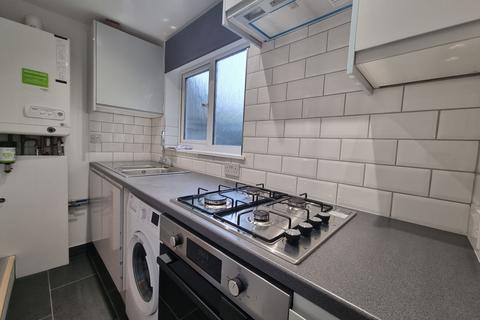 Studio to rent, Popes Grove, Twickenham