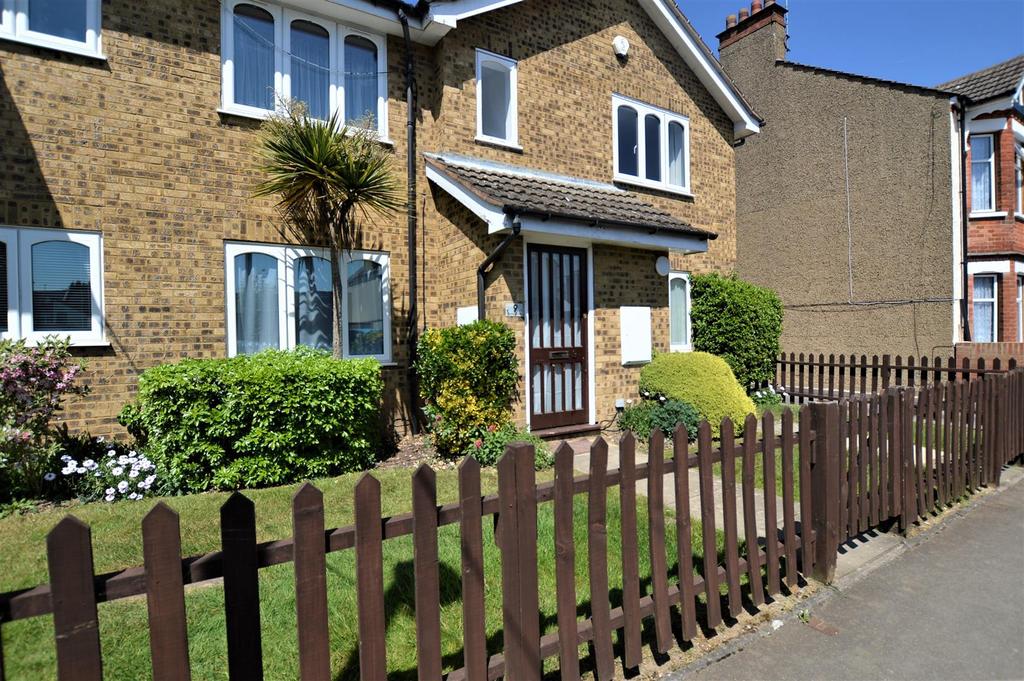 Soverign Court, Kings Avenue, Watford 1 bed flat £1,000 pcm (£231 pw)