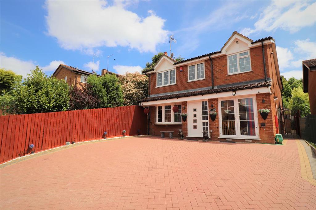 Lichfield Drive, East Hunsbury, Northampton 4 bed detached house for