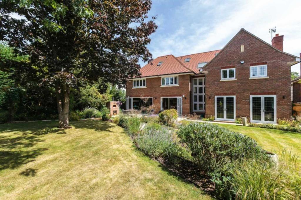 Aldenham Avenue, Radlett 6 bed detached house £13,950 pcm (£3,219 pw)