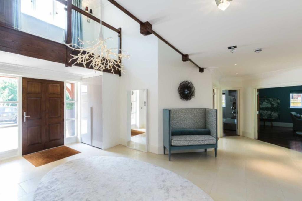 Aldenham Avenue, Radlett 6 bed detached house £13,950 pcm (£3,219 pw)