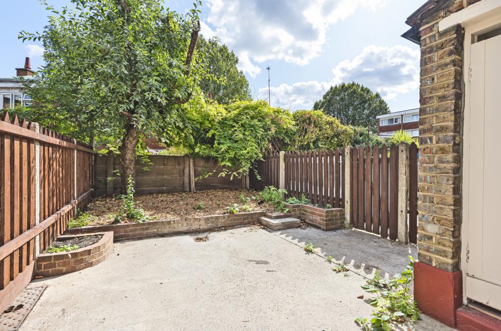 Merrow Street London SE17 3 bed cottage £2,800 pcm (£646 pw)