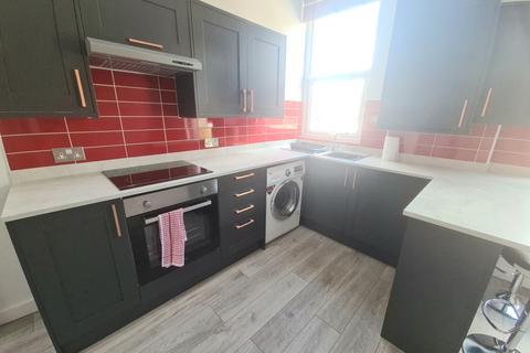 4 bedroom house to rent, Chapel Lane, Leeds