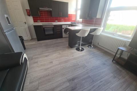 4 bedroom house to rent, Chapel Lane, Leeds