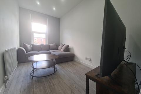 4 bedroom house to rent, Chapel Lane, Leeds