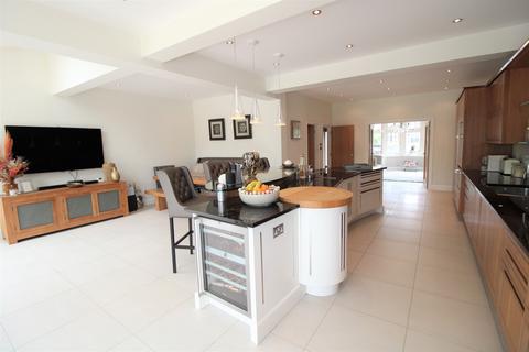 10 Ashburnham Gardens, Upminster, RM14 1XA