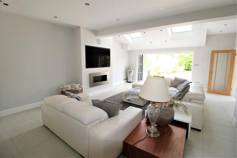 10 Ashburnham Gardens, Upminster, RM14 1XA