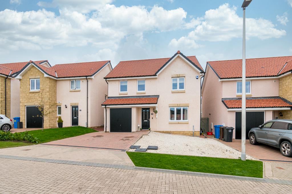 29 Cadwell Gardens, Gorebridge, EH23 4 bed detached house £340,000