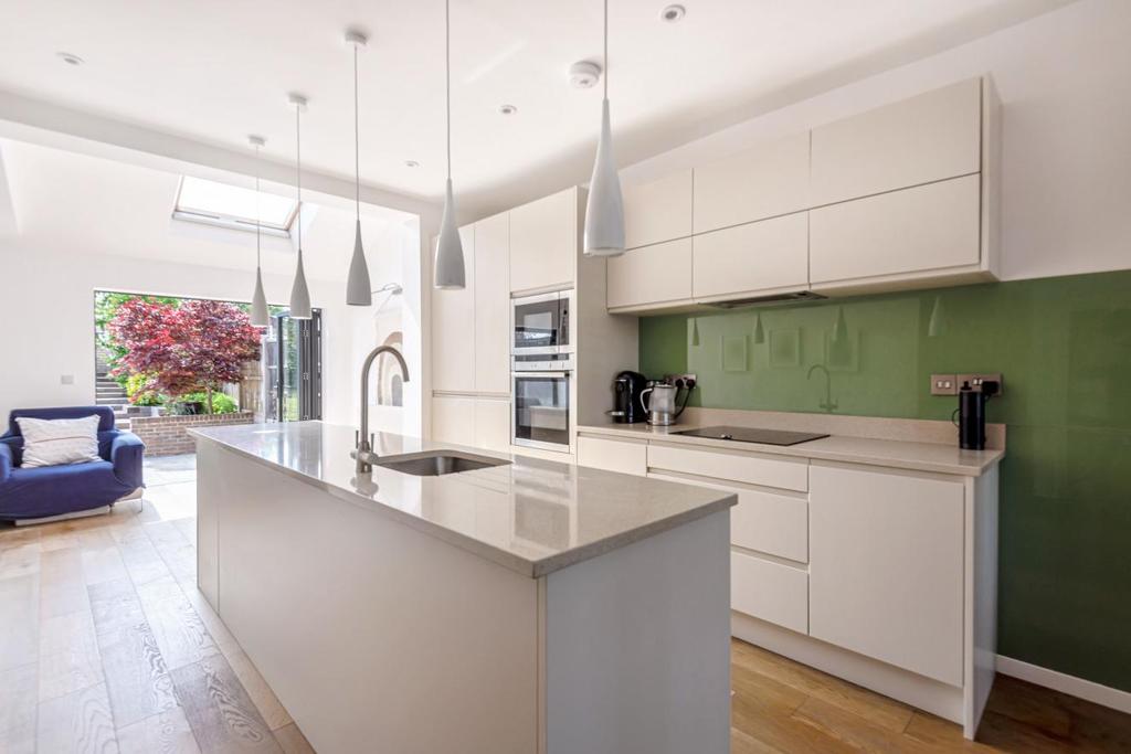 Weirdale Avenue, Whetstone 3 bed semidetached house £1,000,000