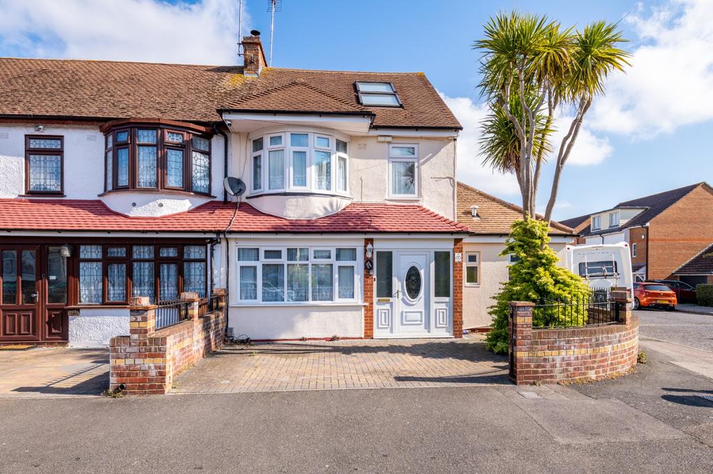 Castlemaine Avenue, Gillingham 4 bed end of terrace house £350,000